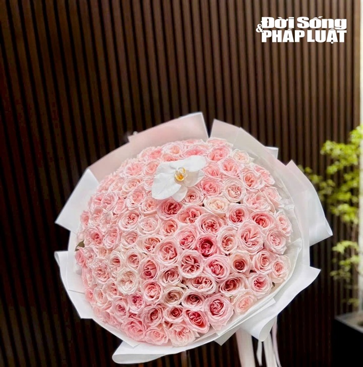 Hoa hồng nhập khẩu với mẫu mã đa dạng, cách phối hoa tinh tế và mức giá từ hơn một triệu đồng đến vài triệu đồng là lựa chọn quà tặng được nhiều người quan tâm dịp 20/10.