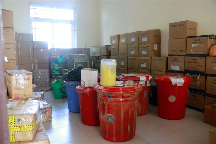 Bên trong cơ sở sản xuất thuốc giả. Ảnh: Công an Nghệ An.