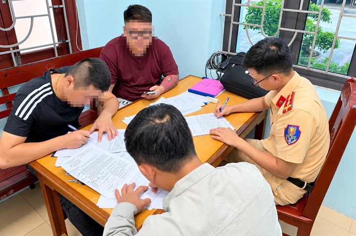 Phòng Cảnh sát giao thông Công an tỉnh Thanh Hoá lập biên bản xử phạt hành chính D.C.H.K tổng 6 triệu đồng. Ảnh: Công an tỉnh Thanh Hóa