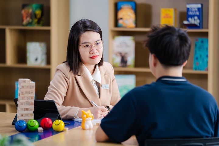 Mạng lưới chuyên viên tâm lý học đường tại Vinschool hỗ trợ học sinh tìm hiểu nhu cầu, tháo gỡ khó khăn và tiếp cận hình thức hỗ trợ phù hợp. Đây là một phần trong hệ thống chăm sóc học sinh, kết nối với năng lực hỗ trợ ban đầu được phát triển thông qua Youth MHFA. Nguồn ảnh Vinschool