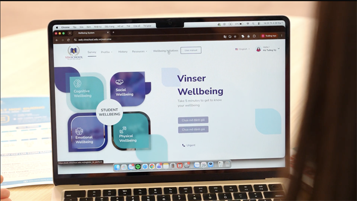 Ứng dụng SWB do Vinschool phát triển, được đưa vào sử dụng từ năm học 2022–2023, nhằm phối hợp giám sát, hướng dẫn và hỗ trợ sức khỏe tâm lý học đường cho học sinh. Nguồn ảnh Vinschool