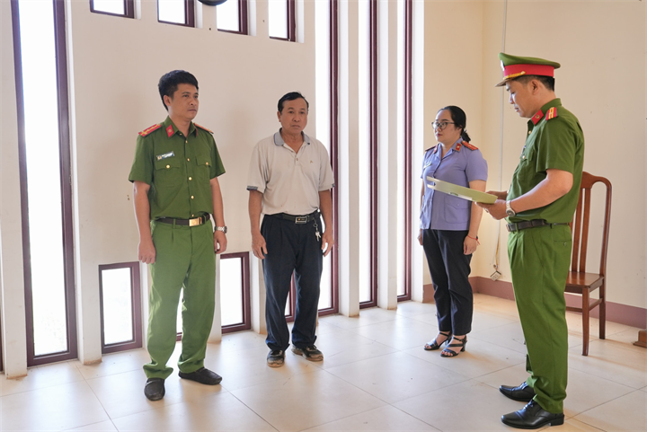 Cơ quan CSĐT Công an tỉnh tống đạt các quyết định khởi tố bị can đối với Nguyễn Thanh Quang.  Ảnh: Cổng TTĐT Công an tỉnh Gia Lai