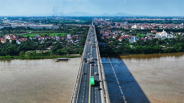 Các phương tiện lưu thông trên cầu Thăng Long. Ảnh: Cơ quan Báo và PTTH Hà Nội