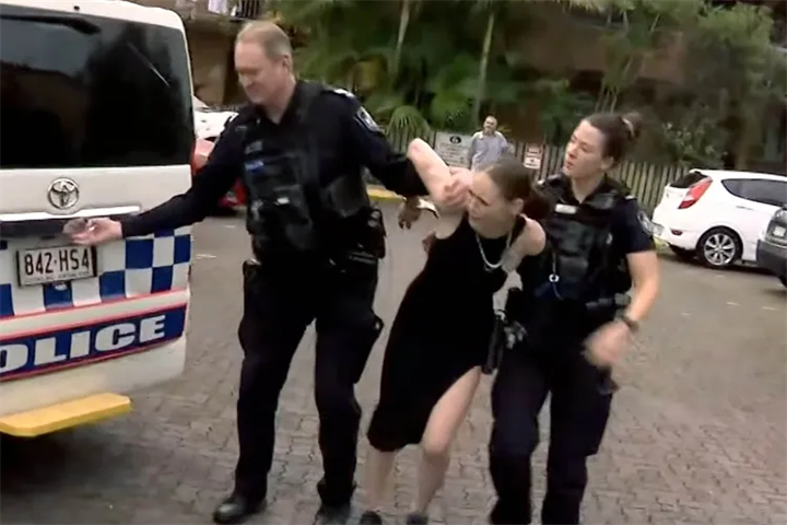 Cảnh sát bắt giữ chủ nhân của hai con chó đã tấn công một người đàn ông ở Brisbane, Úc vào ngày 16/10/2026. (Nguồn: 9 News Australia/YouTube)