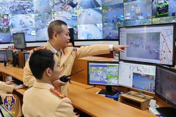 Lực lượng CSGT phân tích, xử lý các tình huống giao thông tại trung tâm chỉ huy. Nguồn: Cục CSGT