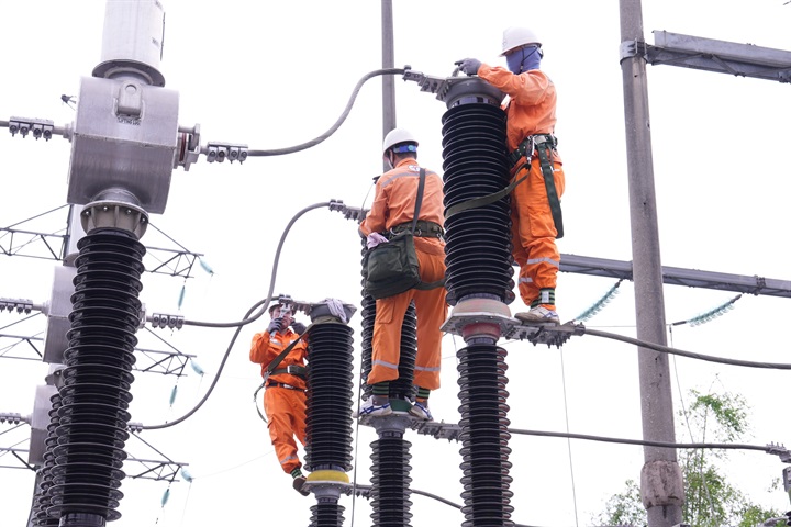 Nhân viên Công ty Điện lực Thái Nguyên kiểm tra, bảo dưỡng lưới điện, góp phần nâng cao độ tin cậy cung cấp điện, đáp ứng nhu cầu sản xuất và sinh hoạt trên địa bàn tỉnh.