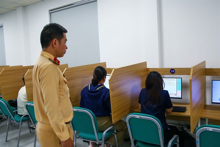 Kiểm tra phục hồi điểm GPLX. Ảnh: Công an cung cấp.