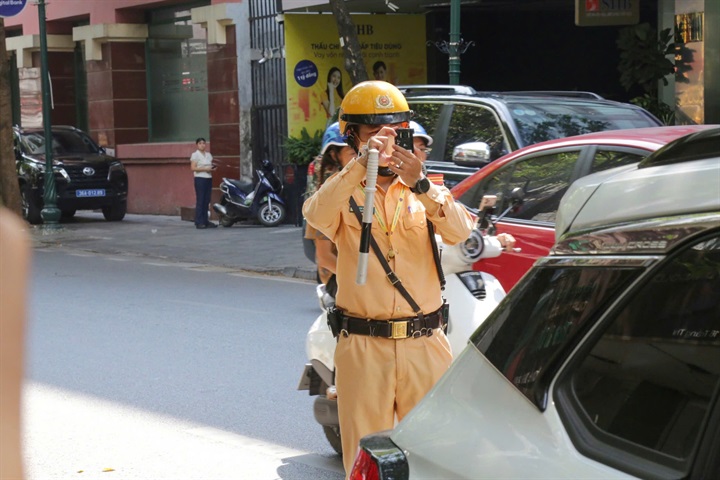 CSGT sử dụng thiết bị nghiệp vụ ghi hình, phạt nguội các vi phạm.