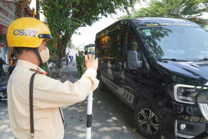 CSGT và Công an phường Hoàn Kiếm, kiểm tra xử lý ô tô dừng, đỗ sai quy định.