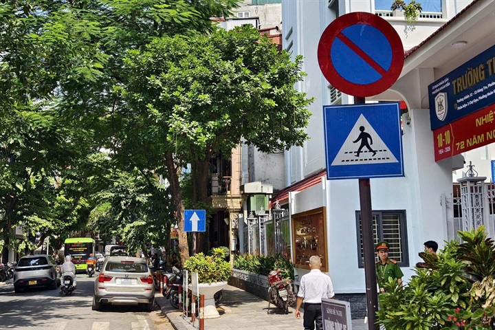 Dừng, đỗ xe sai quy định làm tăng nguy cơ ùn tắc, nhất là tại các tuyến phố cổ, có lòng đường hẹp, đông phương tiện.