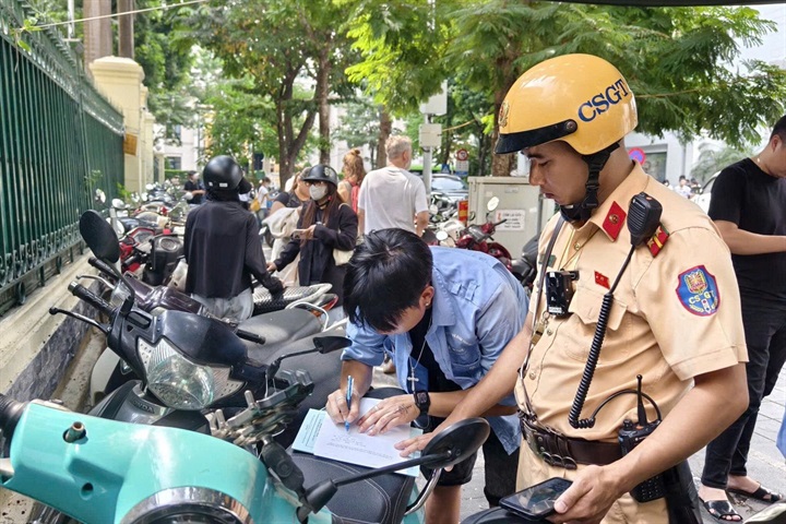 Làm việc, yêu cầu các điểm trông giữ xe cam kết thực hiện đúng quy định, trong phạm vi được cấp phép.