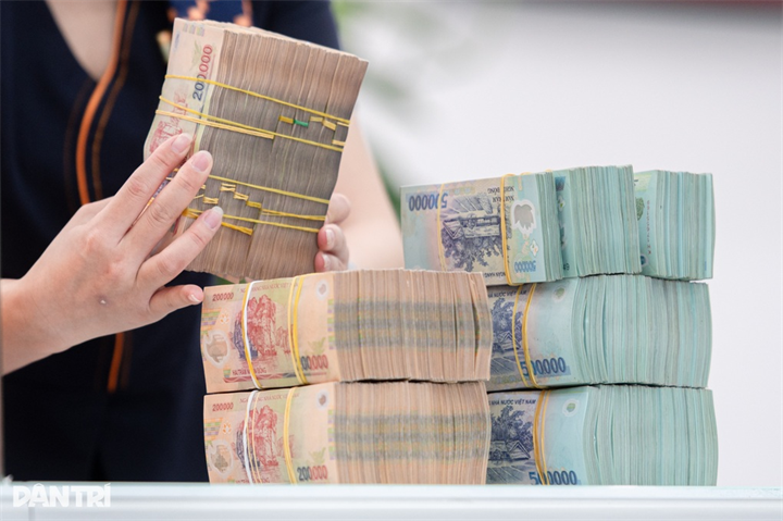 Kiểm tra giao dịch tiền ngân hàng (Ảnh: Thành Đông).
