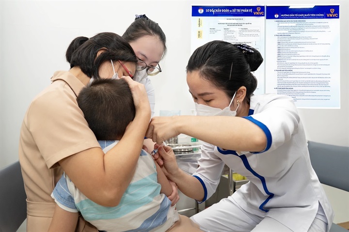 Tiêm phòng đầy đủ thì có thể tiêm phòng đầy đủ 90% bệnh lý do não mô cầu. Ảnh: VNVC