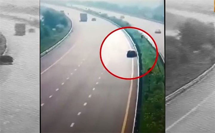 Hình ảnh được camera giám sát ghi lại. Ảnh cắt từ clip/India today.