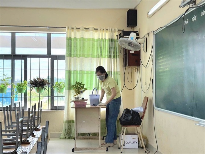 Vệ sinh trong lớp học ở trường Hai Bà Trưng xã Hiệp Phước. Ảnh: HCDC