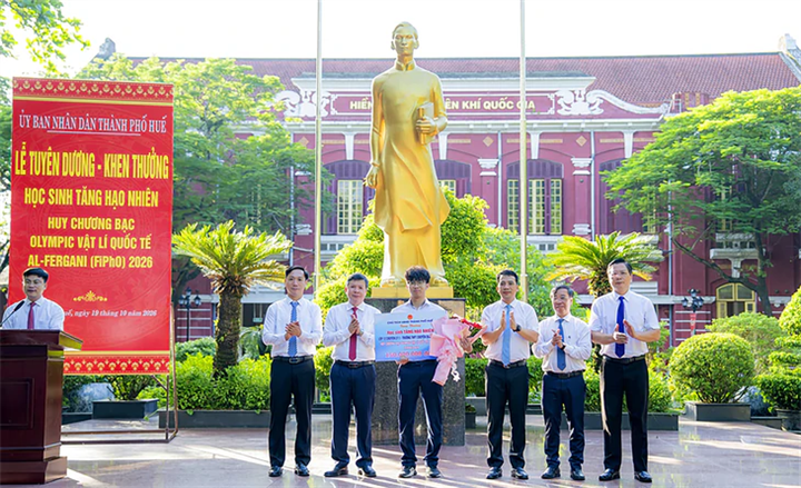 Lãnh đạo UBND thành phố Huế tuyên dương Tăng Hạo Nhiên (thí sinh dành huy chương bạc tại kỳ thi Olympic vật lý quốc tế Al-Fergani (FIPhO) năm 2026. Ảnh: Lê Đình Hoàng/Tuổi trẻ Online