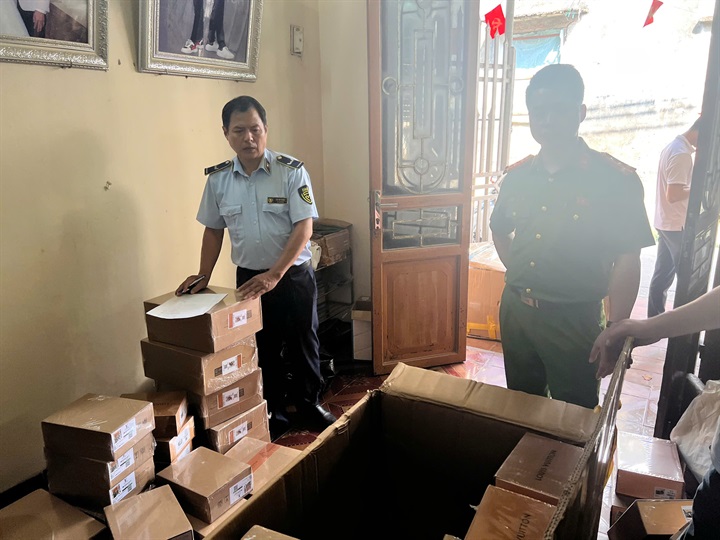Lực lượng chức năng kiểm kê, niêm phong số túi xách vi phạm. Ảnh: QLTTHN