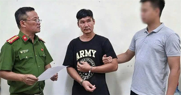 Nguyễn Duy Tiến (ở giữa) (Ảnh: Công an Hà Nội).