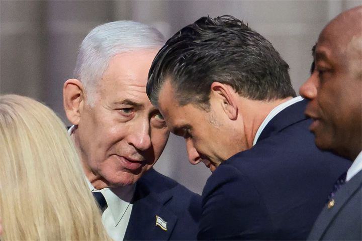 Ông Hegseth gặp ông Netanyahu tại căn cứ không quân Israel trong bối cảnh đàm phán chiến tranh với Iran ngày càng gay gắt. (Ảnh: TỆP TIN) / Reuters