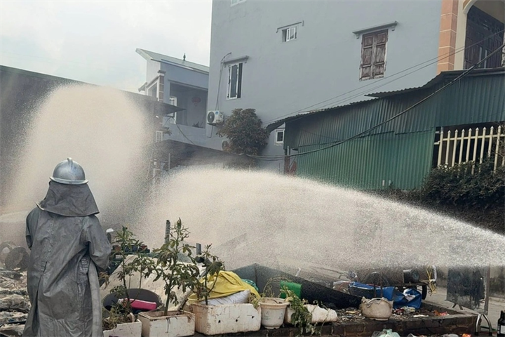 Lực lượng chức năng xử lý tại khu vực rò rỉ hóa chất (Ảnh: Tiến Thành).