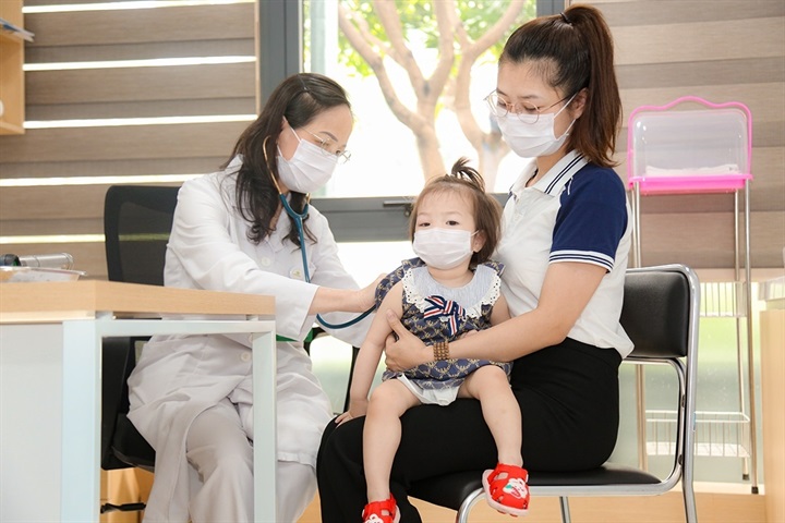 Bộ Y tế lưu ý những nhóm người có nguy cơ cao khi mắc cúm mùa. Ảnh: Bệnh viện Nhi Hà Nội
