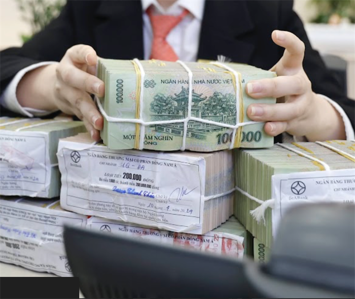 Kiểm đếm VND tại ngân hàng (Ảnh: Lam Giang).