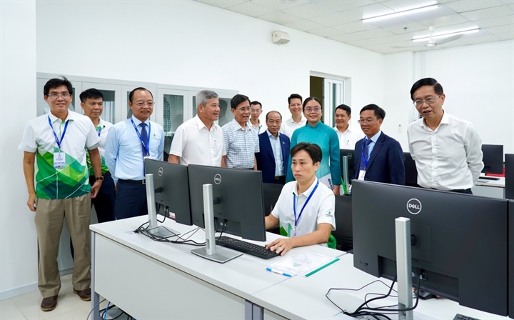 Lãnh đạo PETROVIETNAM cùng các đại biểu tham quan các phòng thi của Hội thi. Nguồn ảnh PETROVIETNAM