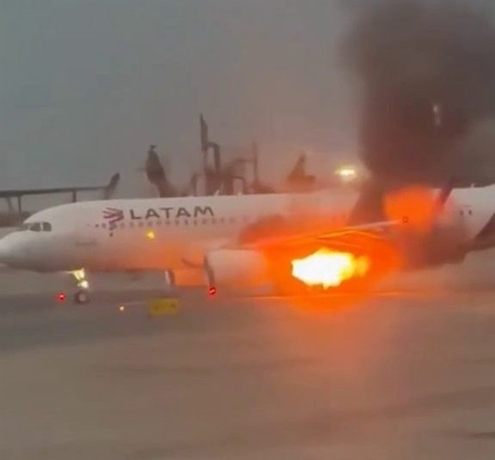 Ngọn lửa lớn bốc ra từ động cơ bên trái. (Ảnh: X/@aero_in)