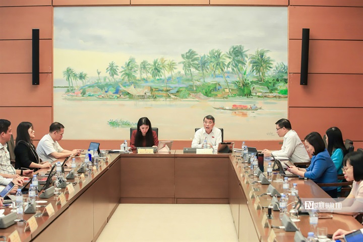 Quang cảnh phiên họp tại tổ 3 (Ảnh: Hữu Thắng).