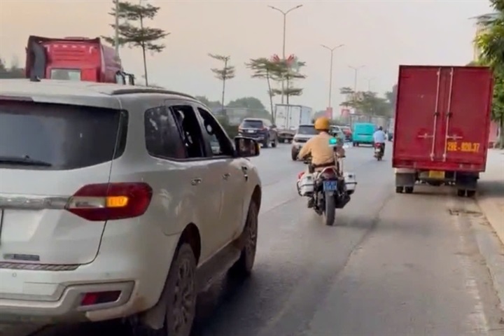 CSGT nhanh chóng mở đường, hỗ trợ bệnh nhân tiếp cận cơ sở y tế. Ảnh CACC.
