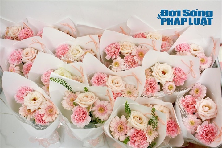 Những bó hoa tươi tắn được Hoàng Anh đóng gói tỉ mỉ, xếp ngay ngắn chờ khách đến nhận.