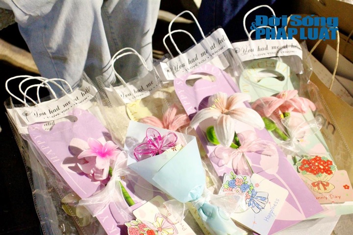 Các sản phẩm hoa kẽm handmade và hoa kẹp tóc do Hoa và Trang tự tay gói được trưng bày bắt mắt để thu hút khách.