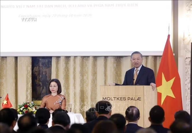 Tổng Bí thư, Chủ tịch nước Tô Lâm nói chuyện thân mật với cán bộ, nhân viên Đại sứ quán Việt Nam tại Đan Mạch và cộng đồng người Việt Nam tại Đan Mạch, Iceland và Nam Thuỵ Điển. Ảnh: Thống Nhất/TTXVN