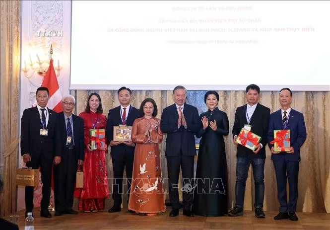 Tổng Bí thư , Chủ tịch nước Tô Lâm và Phu nhân Ngô Phương Ly tặng quà và sách Tiếng Việt cho cộng đồng người Việt Nam. Ảnh: Thống Nhất/TTXVN