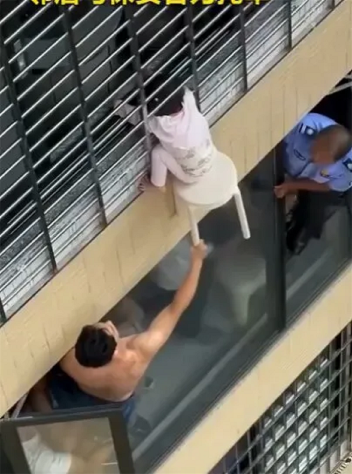 Bé không bị thương trong sự cố kinh hoàng. (Ảnh: Facebook/echinanews)