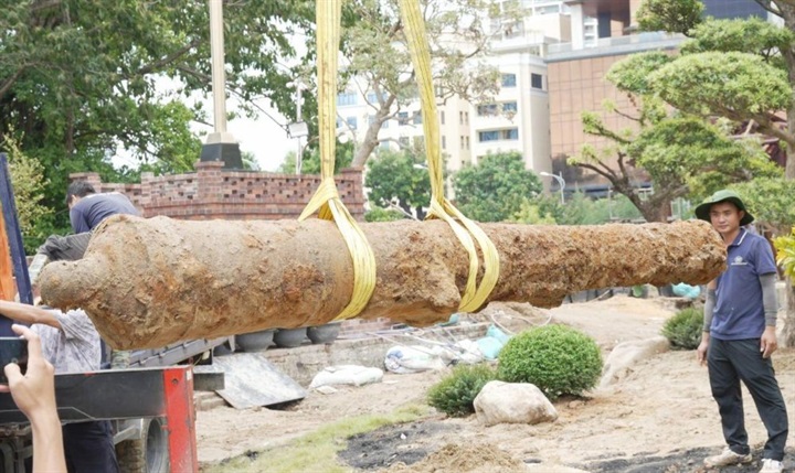 Khẩu thần công được phát lộ trong quá trình thi công. (Ảnh: Văn Toàn/Cổng TTĐT TP Đà Nẵng)