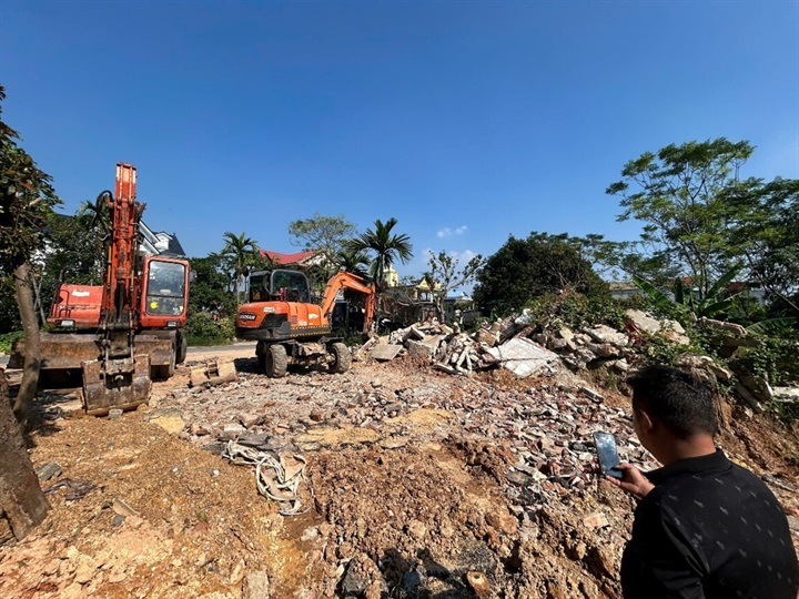 Chất thải tập kết tại khu vực gồm đất, đá, mảnh vỡ bê tông và kim loại. Ảnh Công an tỉnh Phú Thọ
