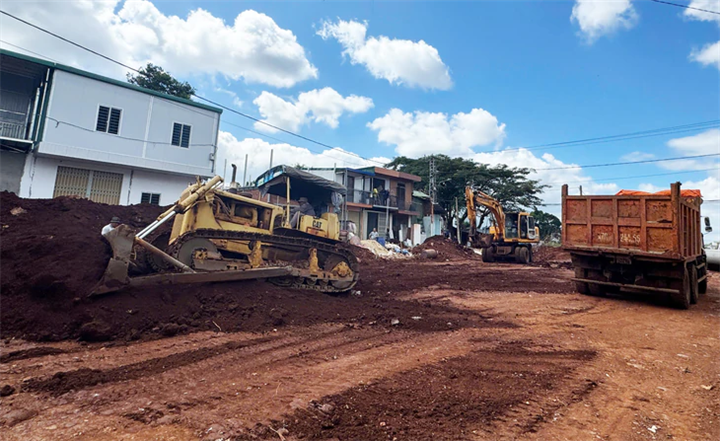 Công trường thi công dự án đường Tôn Đức Thắng do Ban Quản lý dự án khu vực Buôn Ma Thuột (Đắk Lắk) làm chủ đầu tư - Ảnh: LÊ TRUNG