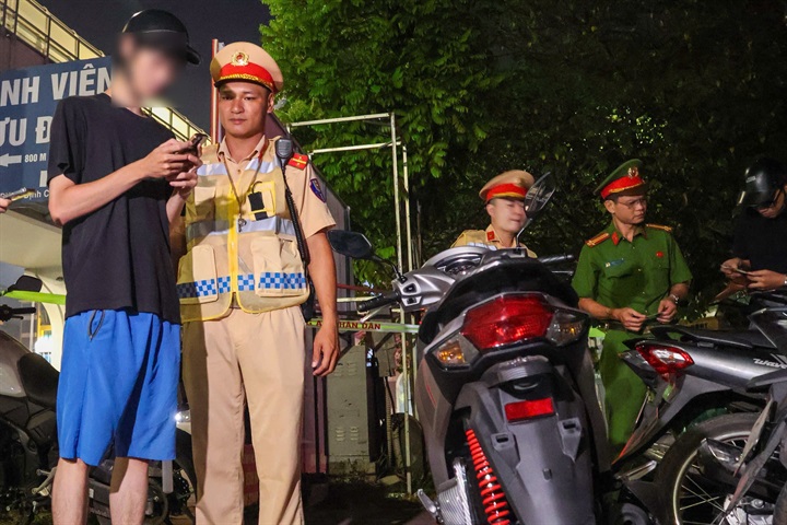 Cảnh sát kiểm tra giấy tờ, phương tiện, các trường hợp vi phạm đều được xử lý nghiêm theo quy định.