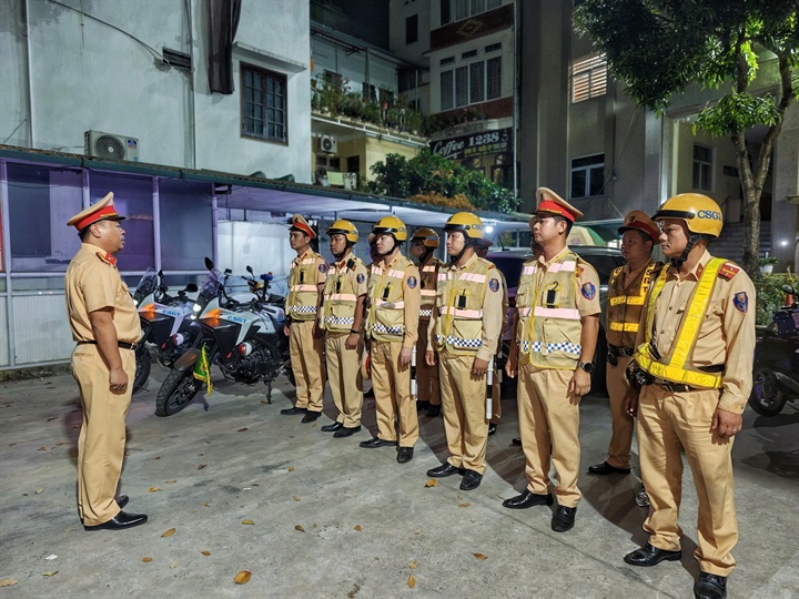 Trung tá Nguyễn Quang Thành, Đội trưởng Đội CSGT đường bộ số 3 triển khai kế hoạch đến CBCS.
