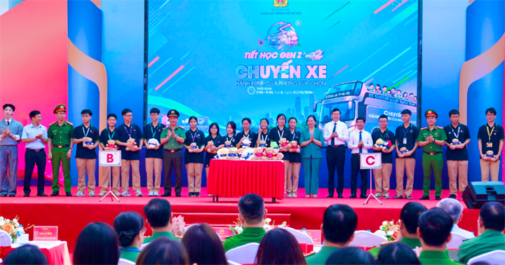 Các bạn học sinh Trường THPT Đa Phúc tham gia các hoạt động của chương trình (Ảnh: Công an Hà Nội)