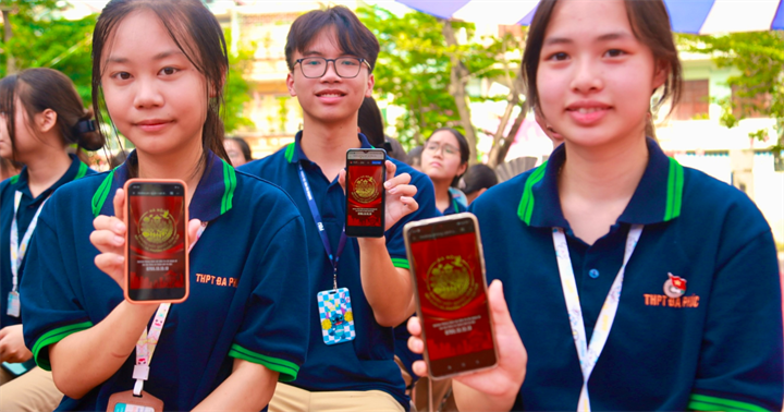 Các bạn học sinh Trường THPT Đa Phúc tham gia các hoạt động của chương trình (Ảnh: Công an Hà Nội)