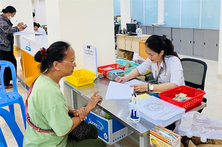 Theo lịch trả lương hưu, trợ cấp BHXH tháng 11/2026, người dân 21 tỉnh, thành có thể nhận lương hưu từ ngày 2/11. Ảnh minh họa/Thanh Niên