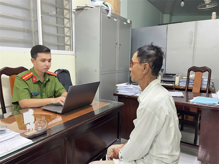 Công an phường Vĩnh Phước tiếp nhận thông tin trình báo của người dân. Ảnh: Công an thành phố Cần Thơ.