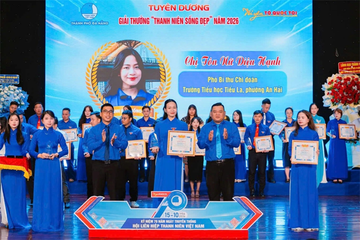 Chị Tôn Nữ Diệu Hạnh được trao giải thưởng “Thanh niên sống đẹp” cấp thành phố Đà Nẵng. Ảnh: Dân trí