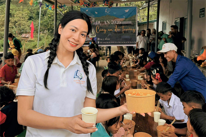 Chị Tôn Nữ Diệu Hạnh trong một chuyến thiện nguyện ở vùng cao Đà Nẵng. Ảnh: Báo Đà Nẵng