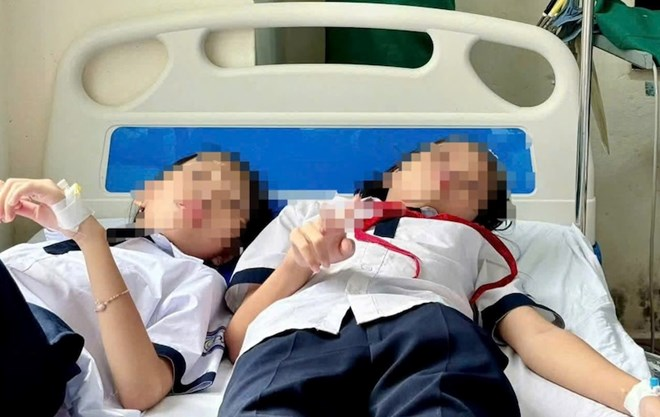 Học sinh bị ong đốt phải nhập viện cấp cứu. Ảnh: Bệnh viện Đa khoa khu vực Triệu Hải