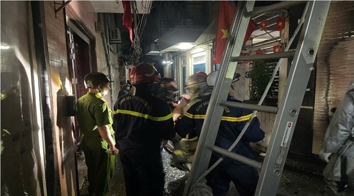 Lực lượng Cảnh sát PCCC&CNCH triển khai chữa cháy, cứu nạn, cứu hộ. Ảnh Công an TP Hà Nội.