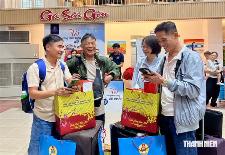 Người lao động được hỗ trợ về quê trên chuyến tàu công đoàn Tết Nguyên đán Bính Ngọ 2026. Ảnh: Phan Diệp.