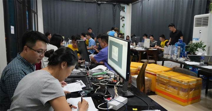 Phầm mềm và máy móc, thiết bị các đối tượng sử dụng hoạt động phạm tội. (Ảnh: Bộ Công an)